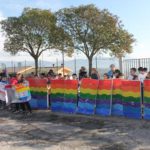 Manifestazione sui muri nel cortile principale della sede centrale di alunni con bandiere colorate della pace
